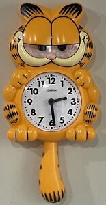 Vintage 1978 GARFIELD Sunbeam Wall Clock Moving Tail and Eyes Battery Operated