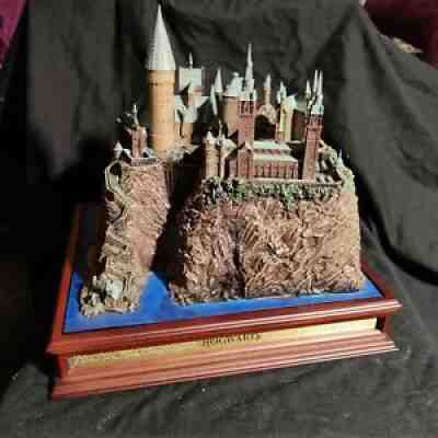 Noble Collection Harry Potter Hogwarts School Sculpture 32cm Resin Statue NN7074