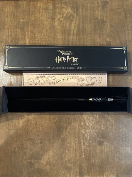 Universal Studios Harry Potter RARE 2020 Limited Edition Collector's Wand