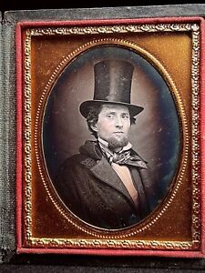 1850 1/9 PLATE DAGUERREOTYPE - SUPER HANDSOME TOP HAT GENTLEMAN - IN FULL CASE