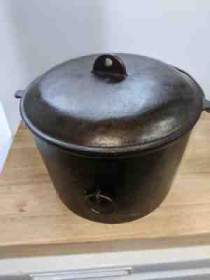 "ERIE: Antique flat bottom bean pot with lid 1905-06