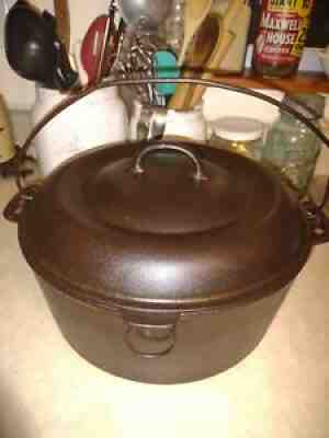 Vintage FAVORITE PIQUA WARE Cast Iron Dutch Oven-#10 w/Unique ¼Lid ¼NICE