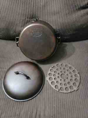 Vintage Rare FAVORITE PIQUA WARE Smiley Cast Iron Dutch Oven w/ Lid No. 7 Trivet