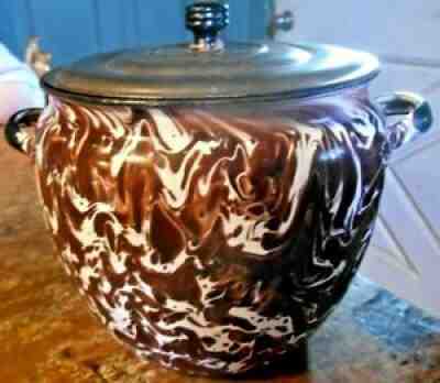 SCARCE CHOCOLATE / BROWN SWIRL GRANITEWARE, AGATE ENAMEL BEAN POT, TIN LID NR