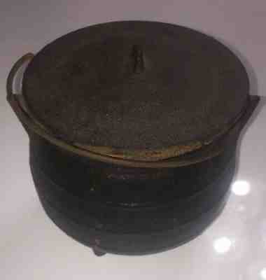 Antique Vintage Cast Iron Kettle Bean Pot Cauldron 3 Legs w/ Handle & Lid