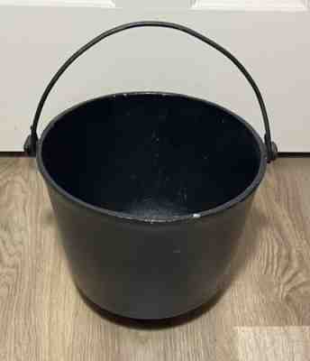 Martin Stove & Range Cast Iron #7 3 Legged Bean Pot 8-3/4â? diameter.