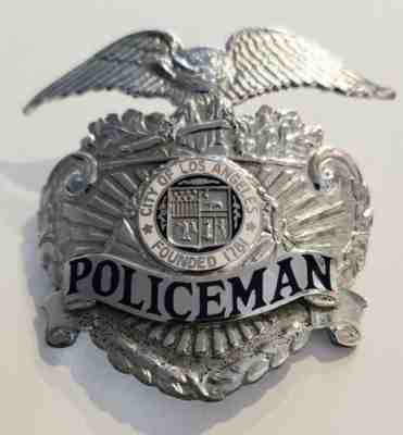 Obsolete, Vintage and Hallmarked Police Department POLICEMAN Hat Badge