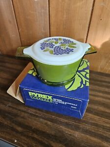 Vintage Avocado PYREX 1 QT Casserole Grapes Lid w/ Cradle In Box Never Used