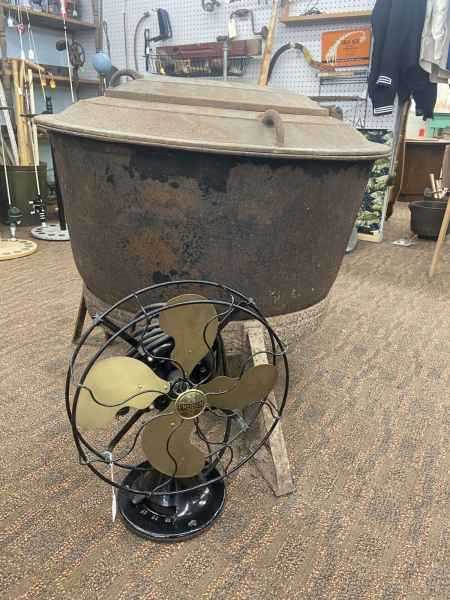 X-Large Cast Iron Butcher Rendering Cauldron Pot With Lid