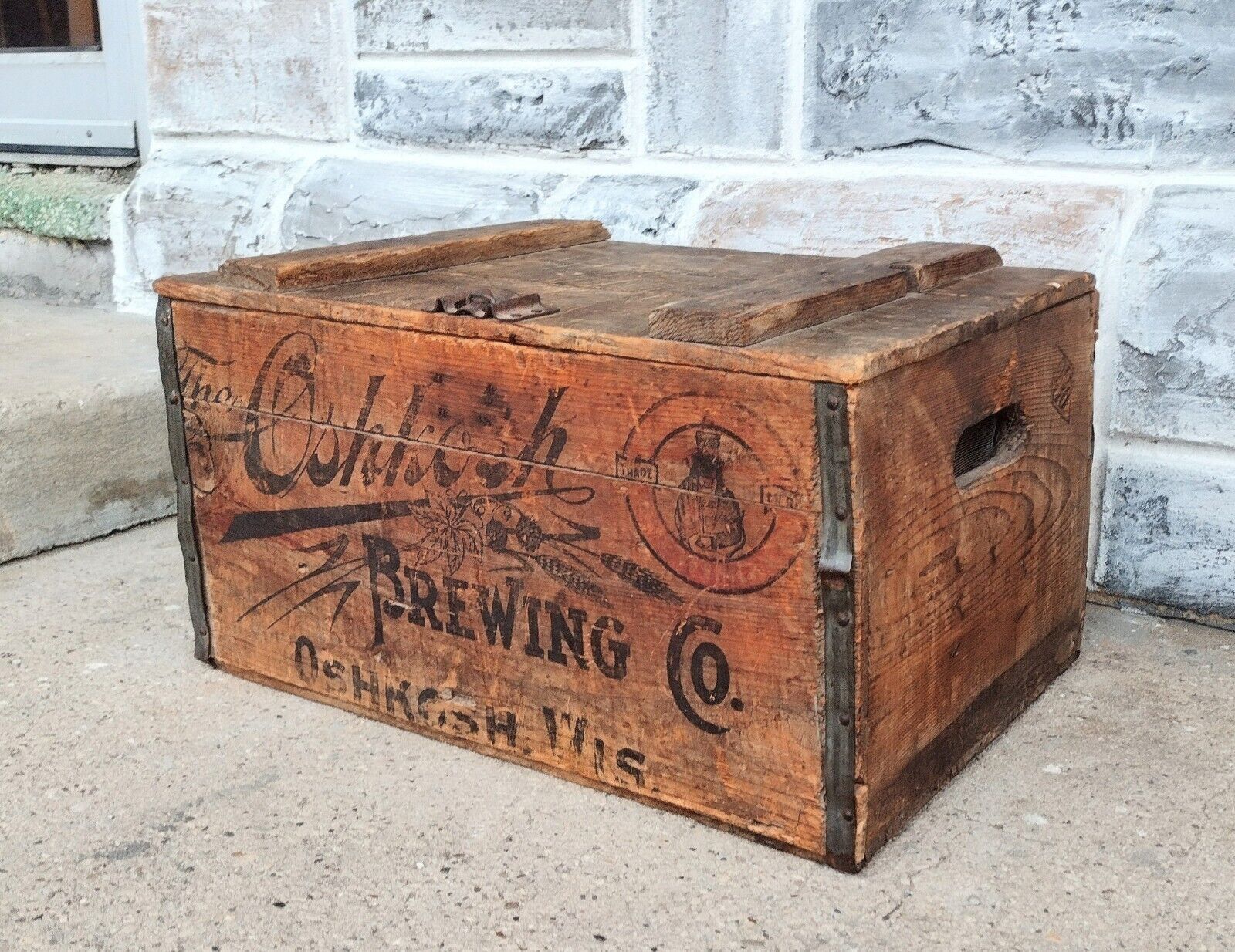 Vtg Antique Primitive Oshkosh Brewing Co Chief Oshkosh Wood Beer Crate w/ Lid