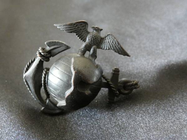 VINTAGE U.S. MARINES WWII GLOBE ANCHOR EAGLE HAT PIN