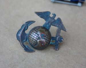 VINTAGE US MARINE CORPS EAGLE GLOBE ANCHOR HAT BADGE & SPLIT WRAP BROOCH AWARD