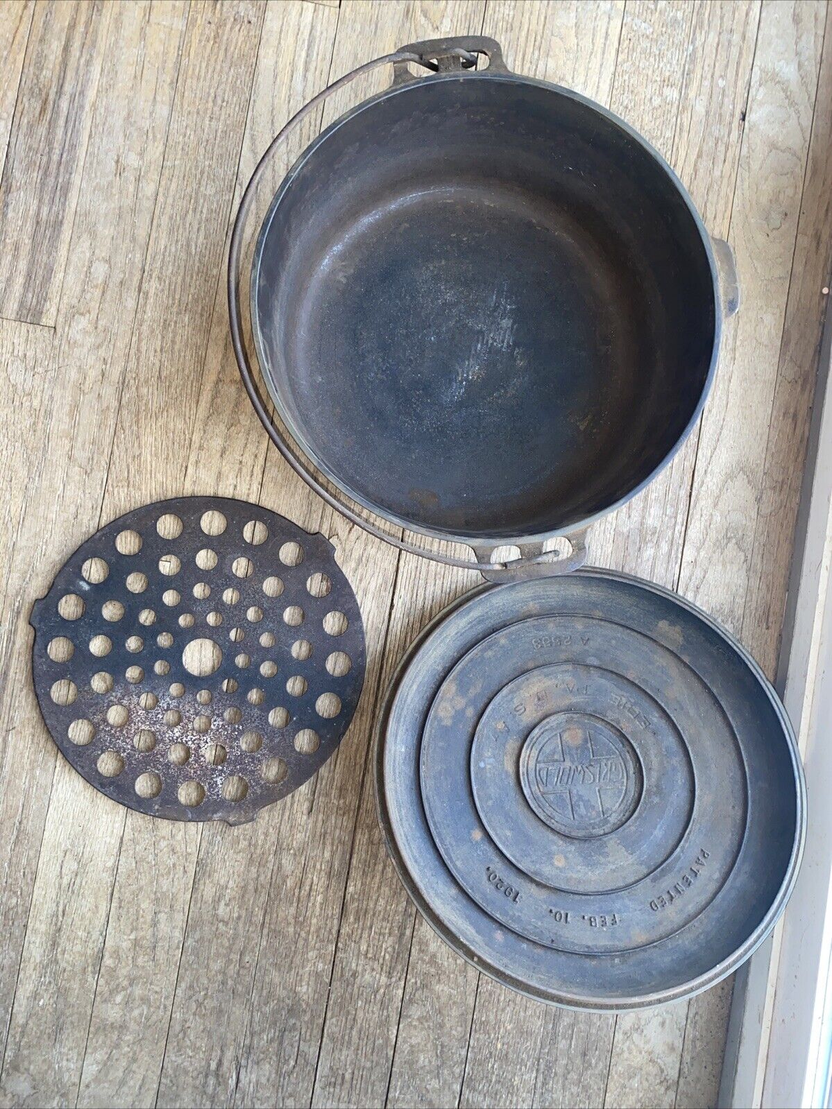 Griswold #10 Cast Iron Tite Top Baster Dutch Oven w/lid And Trivet