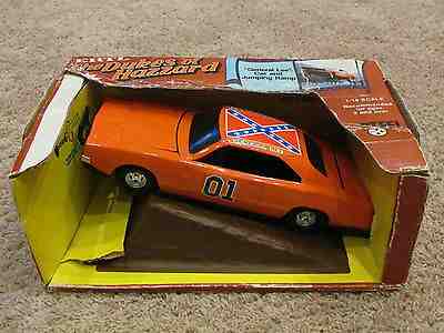 Dukes of Hazzard General Lee with Jumping Ramp ERTL 1/16 1:16 Steel Car 1981