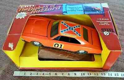 DUKES OF HAZZARD 1/16 SCALE DIE-CAST ERTL GENERAL LEE CAR AND JUMPING RAMP + BOX