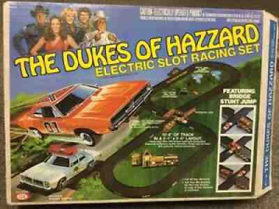 VINTAGE 1981 IDEAL THE DUKES OF HAZZARD ELECTRIC SLOT CAR RACING SET GENERAL LEE