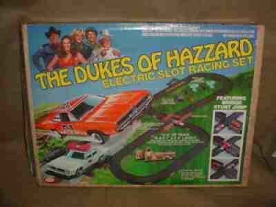 VINTAGE 1981 IDEAL THE DUKES OF HAZZARD ELECTRIC SLOT CAR RACING SET w/CARS