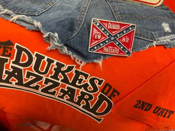 ORIGINAL DUKES OF HAZZARD TROPHY KING CAST AND CREW BELT BUCKLE OWNED BY JAMES B