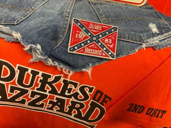 ORIGINAL DUKES OF HAZZARD TROPHY KING CAST AND CREW BELT BUCKLE OWNED BY JAMES B