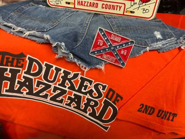 ORIGINAL DUKES OF HAZZARD TROPHY KING CAST AND CREW BELT BUCKLE OWNED BY JAMES B