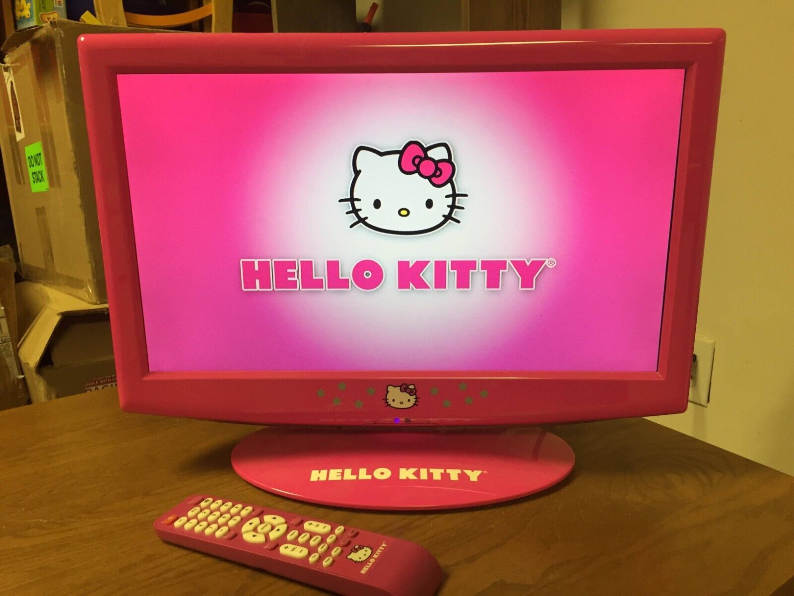Sanrio Hello Kitty Pink 19" LCD TV/Monitor with Remote - Intertek KT2219