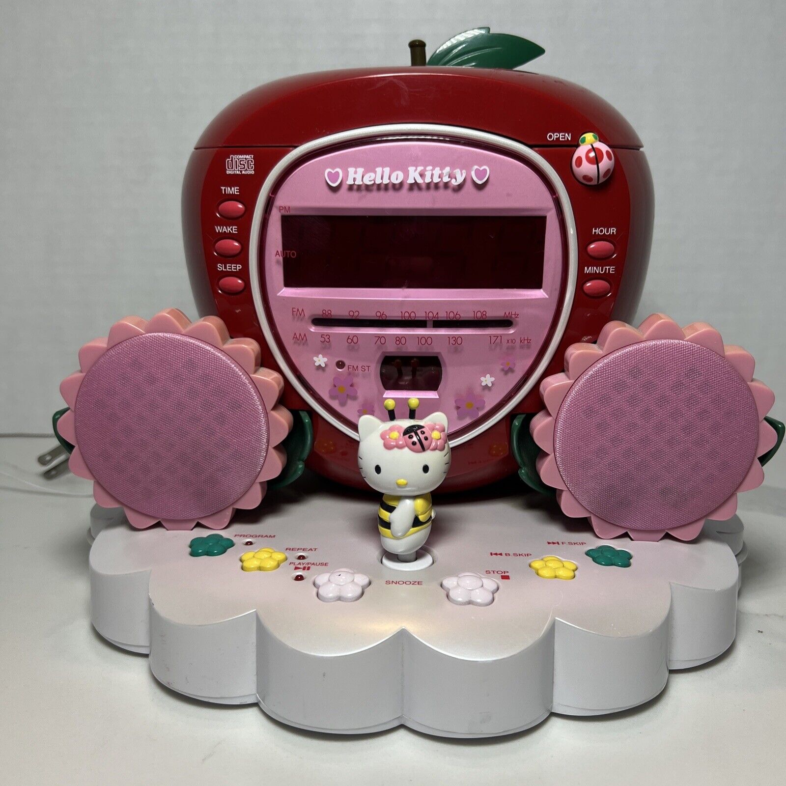 Sanrio 2004 Hello Kitty Apple Flower CD/AM/FM Radio EUC **READ DESCRIPTION**