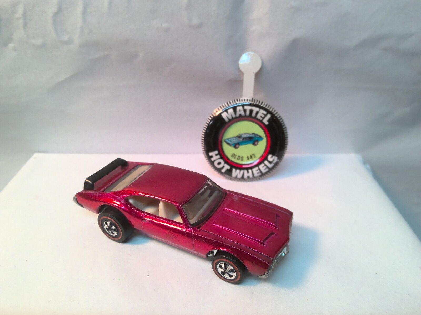 1969 HOT WHEELS REDLINE OLDS 442 MAGENTA or ROSE W/ Button