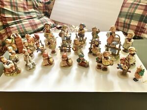 (25) Vintage 1980s German Goebel Hummel Porcelain Figures Set RARE COLLECTIBLES