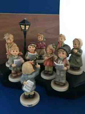 HUMMEL CHOIR 9 FIGURINES w/STAGE & LAMPPOST 10 piece set Holiday Carolers