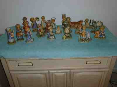 Goebel The Berta Hummel Nativity 21 Pc. Porcelain Nativity Set - Mint PO Cond.