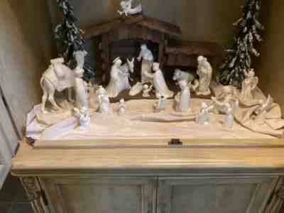 Hummel Goebel white glazed 13 piece Nativity Figurines Stable - Circa 1960