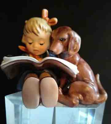 Hummel PROUD MOMENTS 800 BERMUDA LONGTAIL VERSION Girl Reading to Dachshund