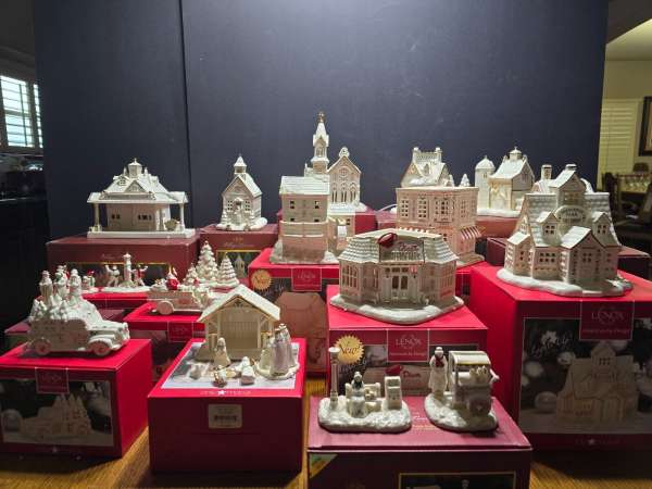 Lenox 16 Piece Mistletoe Park Series