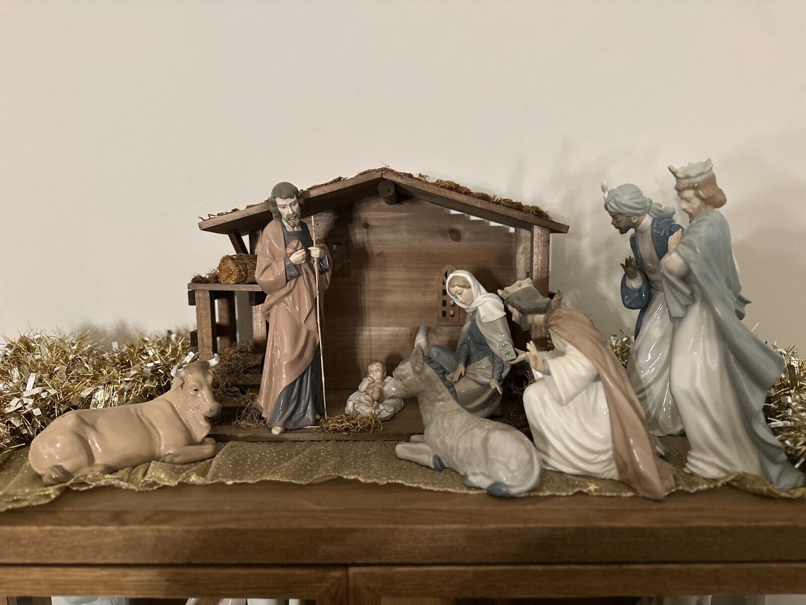 LLADRO Nativity Set Nao - 8 PIECE Retired Glossy with Manger- BEAUTIFUL!