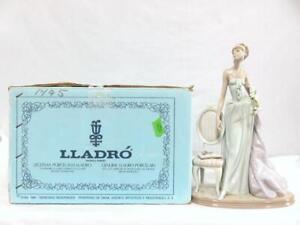 LLADRO Porcelain Figurine #1495 A Lady Of Taste w/ box