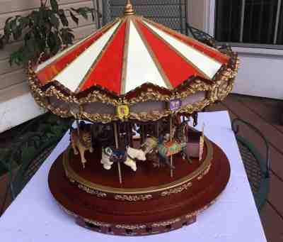 MR CHRISTMAS ROYAL MARQUEE GRAND CAROUSEL MUSIC 203044.  ????????????