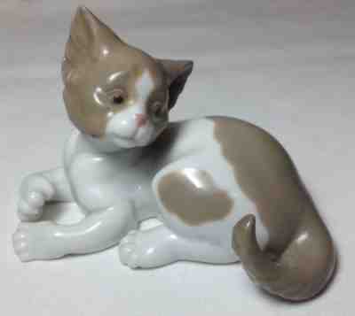 Lladro 5114 Gray & White Porcelain Cat Figurine Daisa 1981 Hand Made in Spain