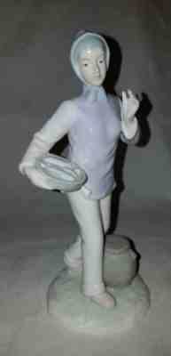 ESTATE UNMARKED LLADRO? GLAZED PORCELAIN FIGURINE WOMAN W/PAN OF FISH 7.5