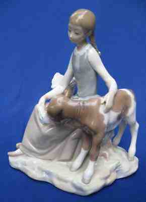 VINTAGE LLADRO SPANISH PORCELAIN FIGURINE GIRL FEEDING CALF COW #4813 RETIRED