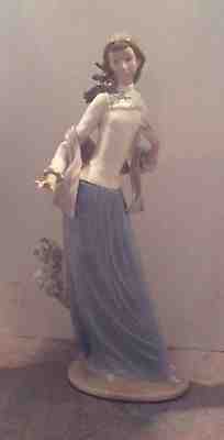 Lladro Nao Young Girl / Lady by Bush Figurine - Daisa1981 - 12.5