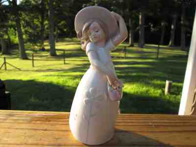 値下げリヤドロリトル・デイジー8041 LLADRO LITTLE DAISY Little Daisy Girl Figurine | Lladró® USA