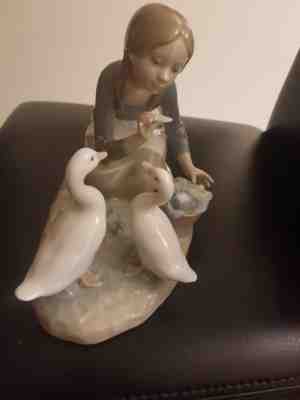 Lladro Figurine Hand Made In Spain Girl Feeding Geese With Basket 