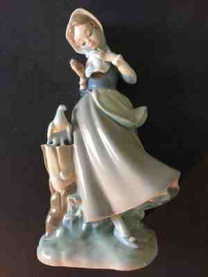 Lladro Figurine Girl With Pigeons Dove Retired, Designer  Salvador’s Devon