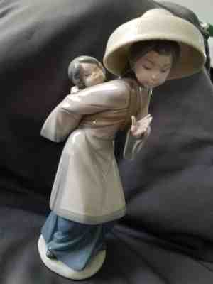 1980 LLADRO MY PRECIOUS BUNDLE 4154 ORIENTAL WOMAN WITH CHILD ON BACK FIGURINE