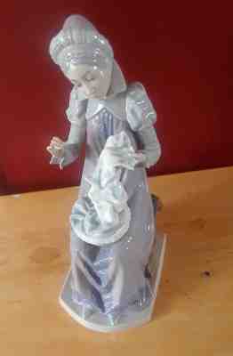 Lladro 12" seated woman embroidering; medieval clothing. DAISA 1980