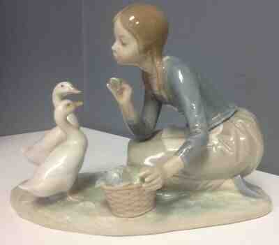 LLADRO Sitting Girl Feeding Two Geese Collectible Glazed Porcelain Figurine SR