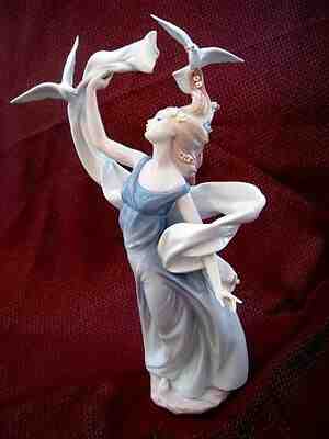 大幅値引き❣️lladro♡sweet and shy 6754 Amazon.com: Lladro Figurine, 5171 Madonna with Flowers : Home