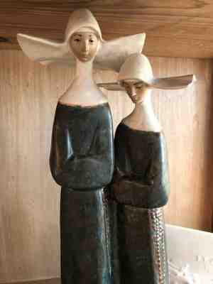 LLADRO "TWO NUNS" WITH ROSARY FIGURINE GRES #2075 - RETIRED BY FULGENCIA GARCIA