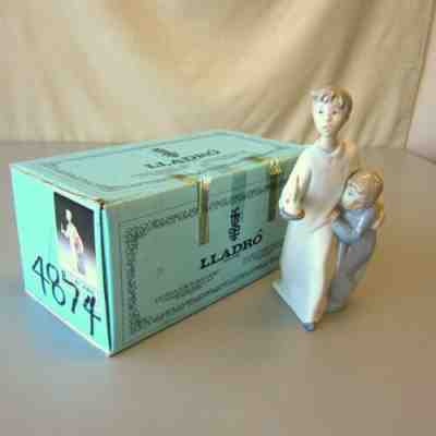 Vintage Lladro Figurine BOY AND GIRL # 4874 In Night Clothes With Candle MIB