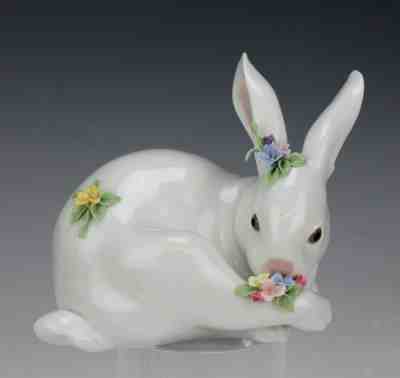 Retired Lladro Spain Preening Bunny w Flowers 6099 Porcelain